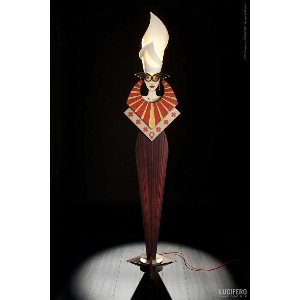 Lámpara de pie Febeh, en forma de mujer con pantalla de tocado.