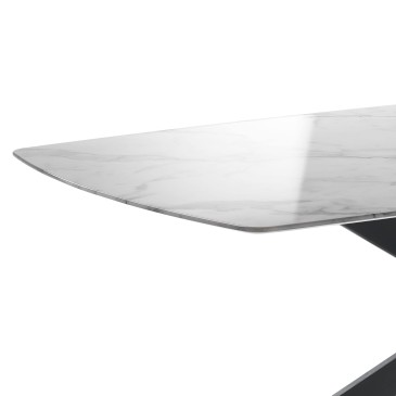 Tips pöytä marmoritehostelevyllä ja mattamustalla metallijalalla