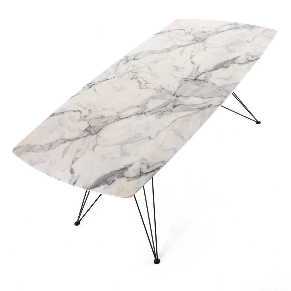 Tavolo fisso Spillo di Tomasucci con piano effetto marmo calacatta