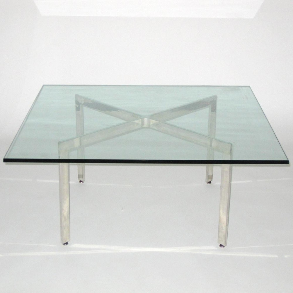 Barcelona soffbord i glas av Ludwig Mies van der Rohe