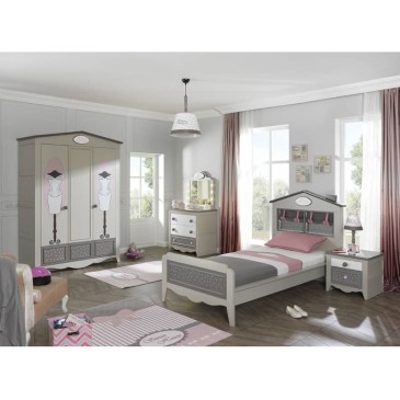 Hübscher Kleiderschrank mit ovalem Spiegel. Mit rosa Dekorationen für Schlafzimmer.