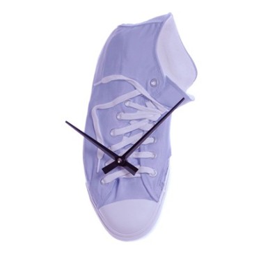 Relógio de parede sapato Richie Converse em resina decorada à mão. Feito na Itália