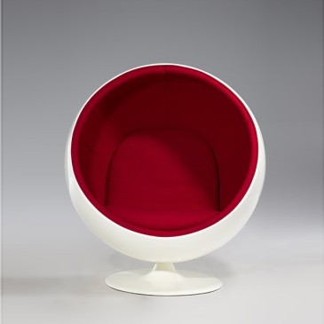 Riedizione Poltrona Ball Chair di Eero Aarnio in fibra di vetro e interno in lana