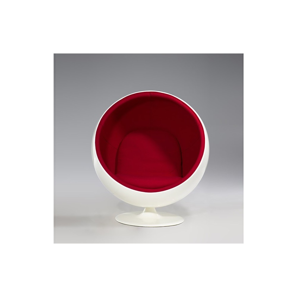 Réédition de la chaise Ball d'Eerio Aarnio en intérieur en fibre de verre et laine
