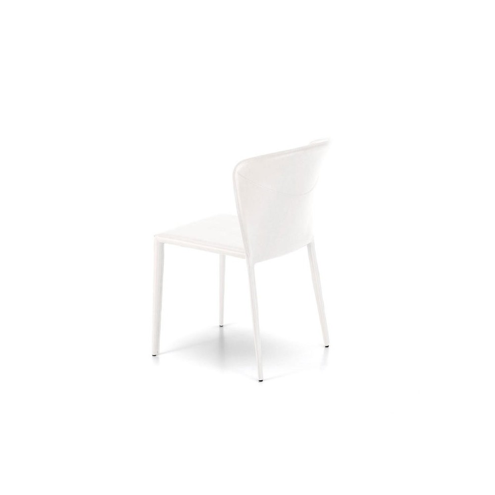 Steine brechen weißen Stuhl hinter