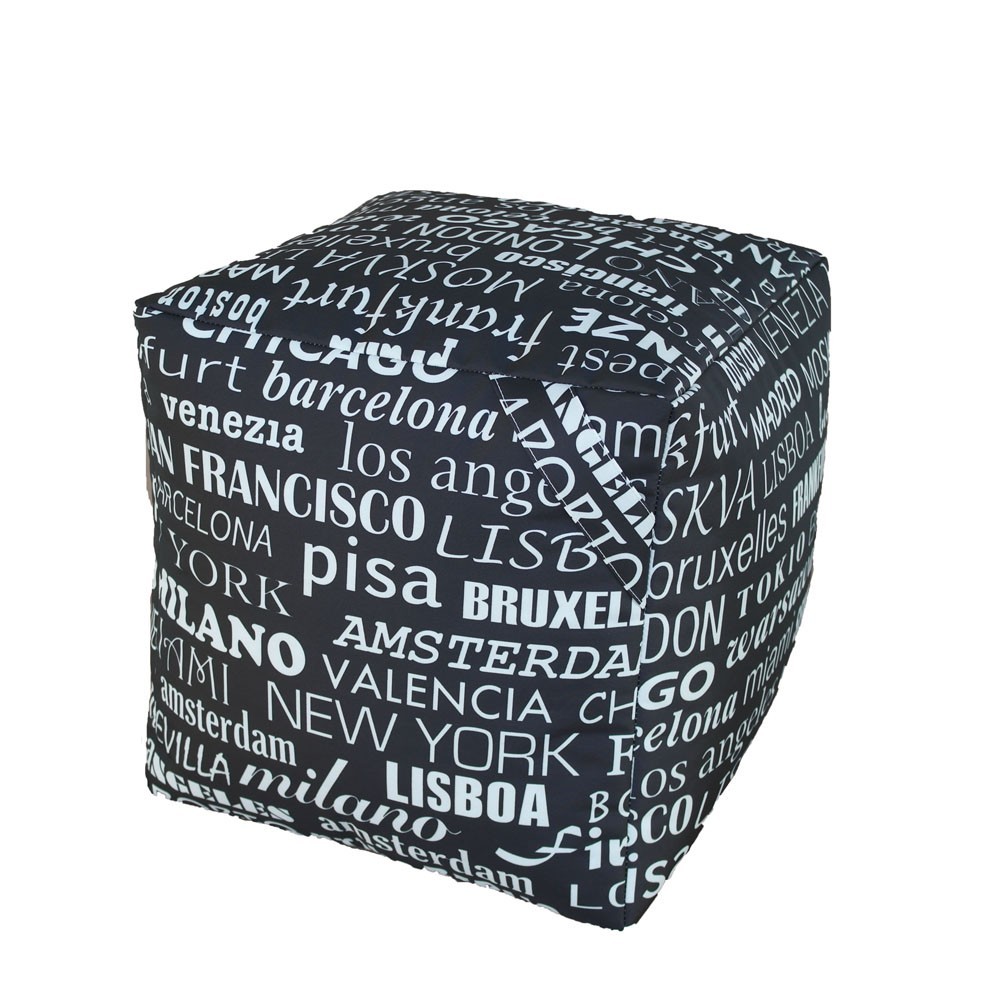 Pufe Cubo em tecido impermeável com os nomes das cidades.