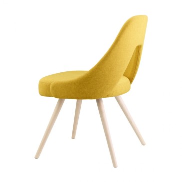 Scab Design Me design stoel gemaakt met massief houten poten en bekleed met stof
