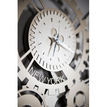 Relógio de parede de metal Fuso Meccano disponível em três acabamentos
