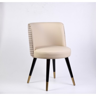 Elegante sillón de madera revestido en símil piel
