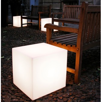 Lampe cube par Slide adaptée comme pouf