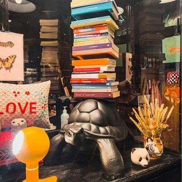 Libreria Turtle Carry Bookcase di Qeeboo