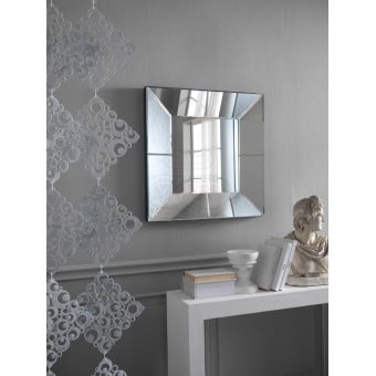 17 Stones mirror suitable for bathrooms and entrances. Shaped and mirrored frame. Dimensions in cm: 81 X 81 H. 7
