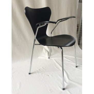 Riproduzione sedia Seven di Jacobsen con struttura in tubo metallico cromato e scocca in legno