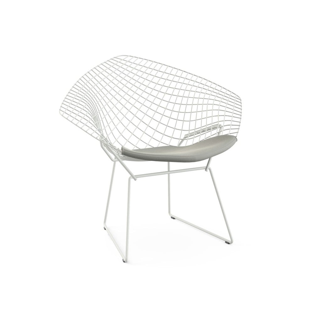 Reproducción de sillón Bertoia en malla metálica blanca con cojín tapizado en piel