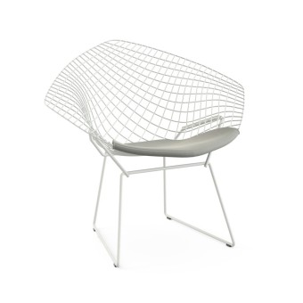 Reproducción de sillón Bertoia en malla metálica blanca con cojín tapizado en piel
