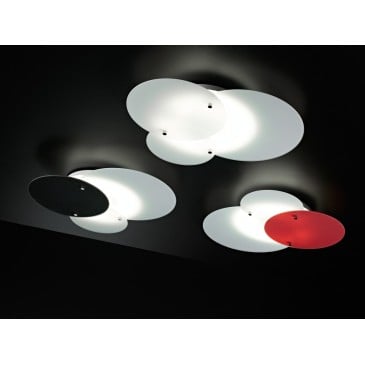 Concentrik taklampe i metall med glassdiffusorer og tilgjengelig i tre farger