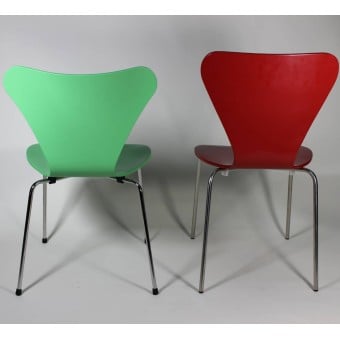 Réédition de la chaise Seven d'Arne Jacobsen dans les versions avec accoudoirs et sans accoudoirs