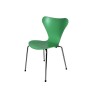 Reedición de la silla Seven de Arne Jacobsen en las versiones con reposabrazos y sin reposabrazos