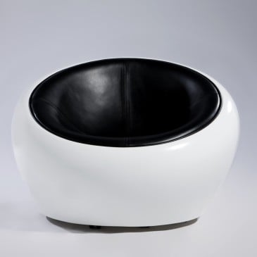 Re-utgave av Egg pod Ball Chair av Eero Aarnio i glassfiber og ekte skinn