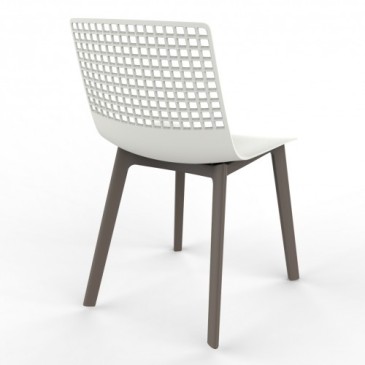 Sedia Click con struttura in acciaio e seduta in polipropilene con schienale traforato disponibile in più colori