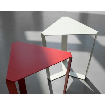 Finity salontafel in gepoedercoat metaal in de kleuren rood, wit en zwart verkrijgbaar in twee maten