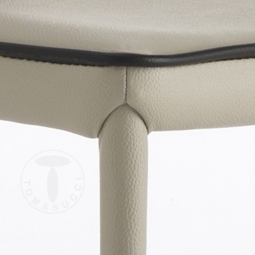 Kable stapelbare stoel van Tomasucci in metaal volledig bekleed met synthetisch leer verkrijgbaar in twee kleuren