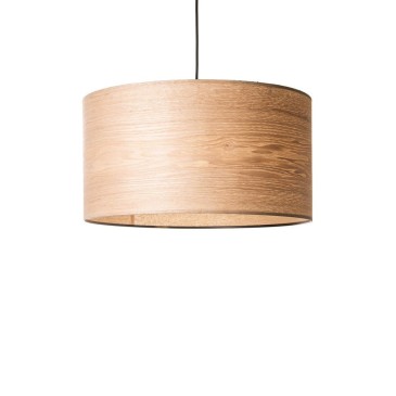 Varm hanglamp met metalen wandbevestiging en lampenkap van houtfineer