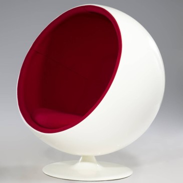 Riedizione poltrona Ball chair di Eerio Aarnio in fibra di vetro e interno in lana